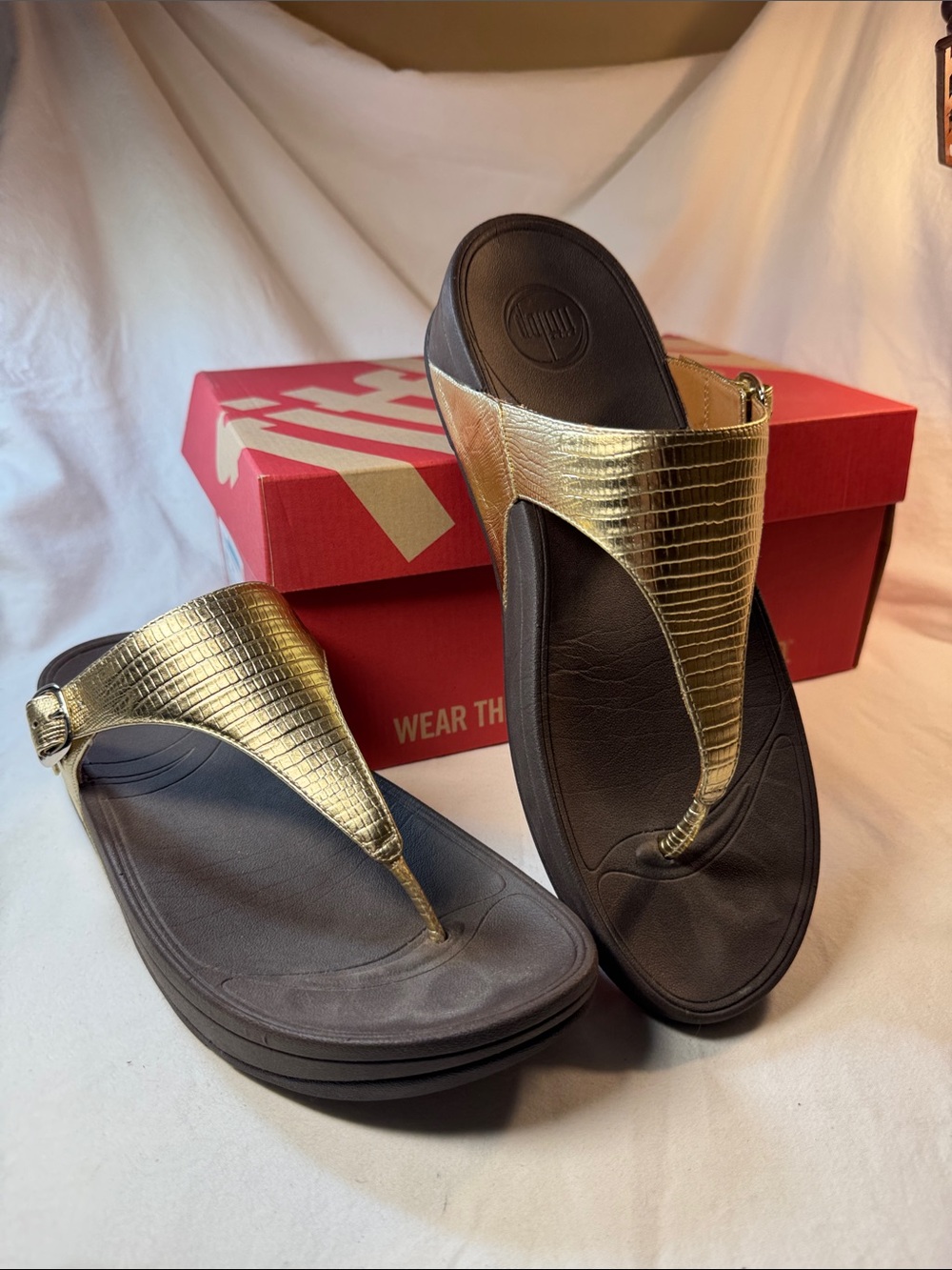 Fit Flops Thong Sandals in Gold - size 11
